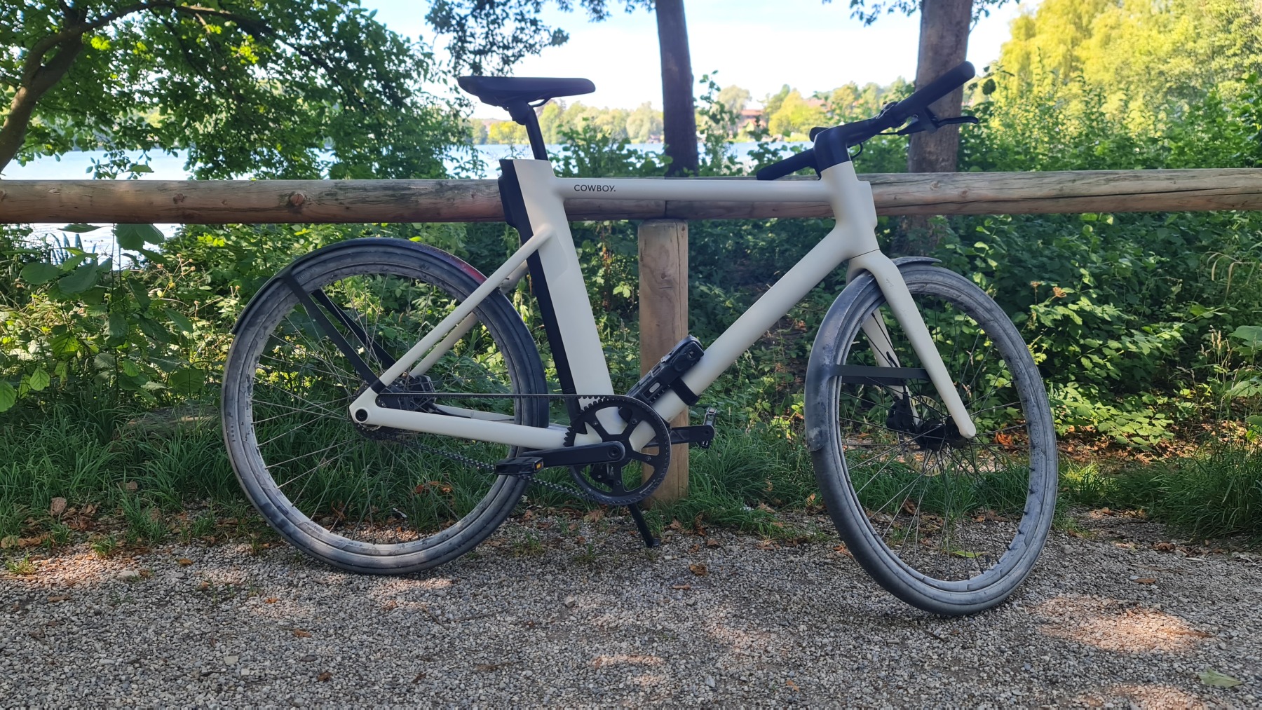 E-Bike Cowboy 4 an einem Holzzaun am Waldrand
