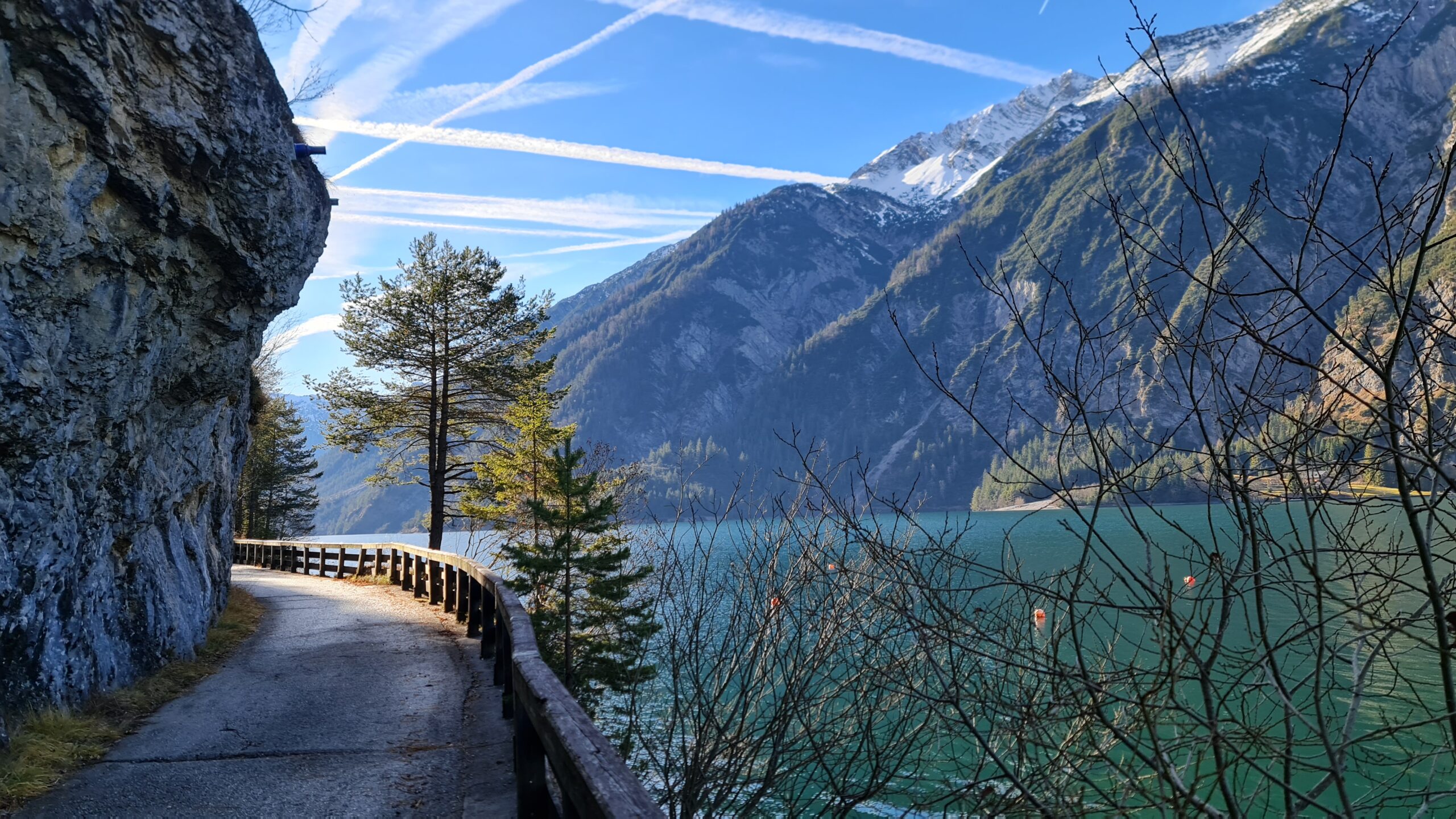 Uferweg an einer Felswand am Achensee