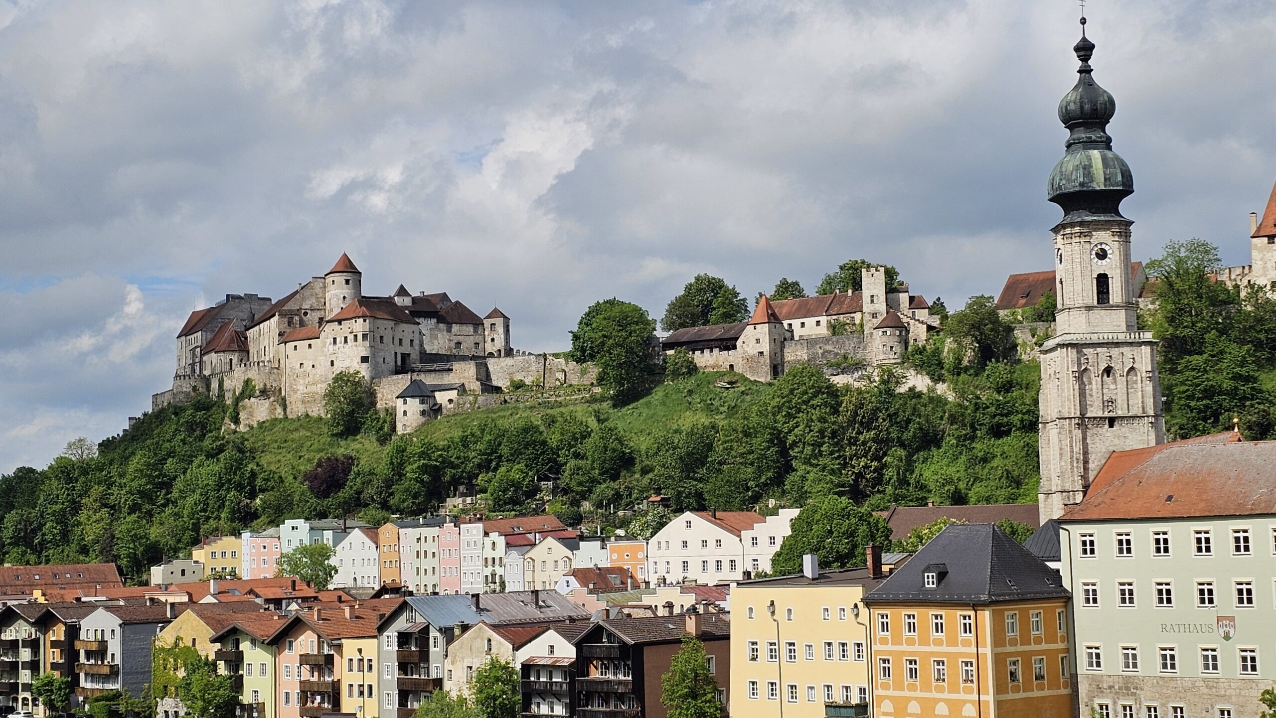 Burg zu Burghausen über der Altstadt mit Kirchturm