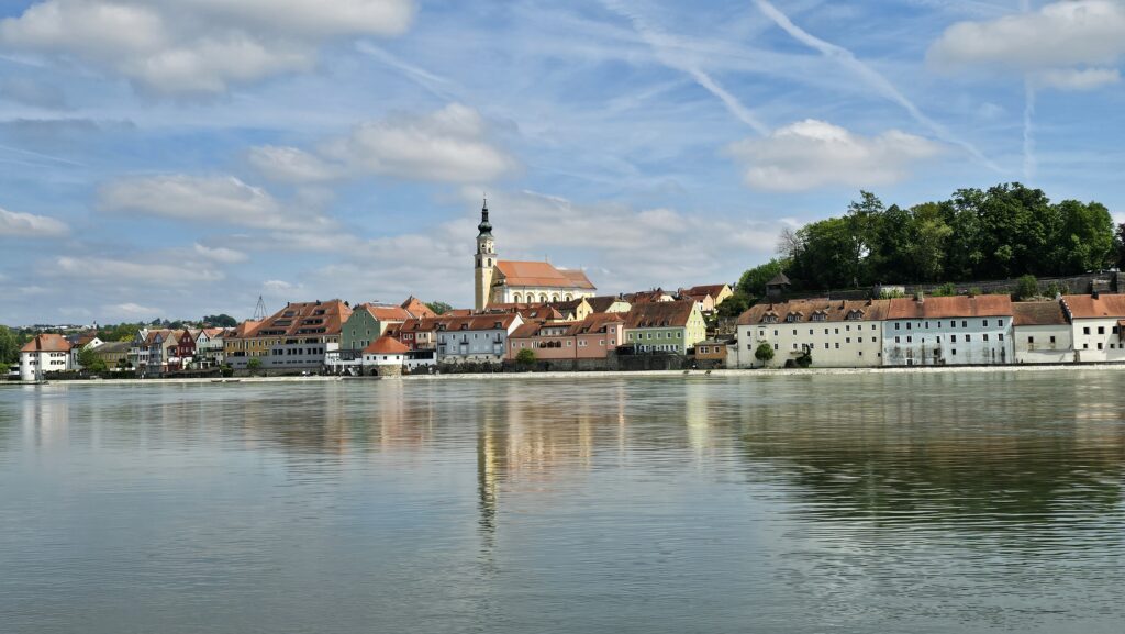Stadtansicht mit Kirchturm am gegenüberliegenden Flussufer