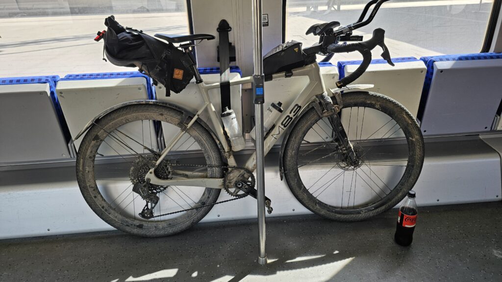 Bepacktes Gravelbike im Fahrradabteil eines Zuges