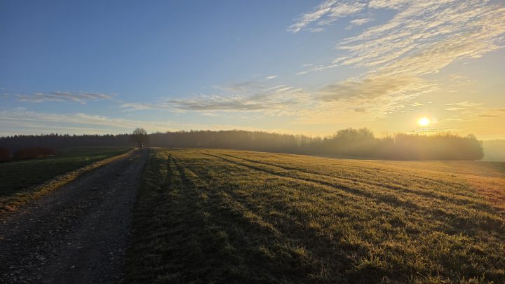 Lichtblick im Schlamm: Sonnige Winterrunde durch das Amperland