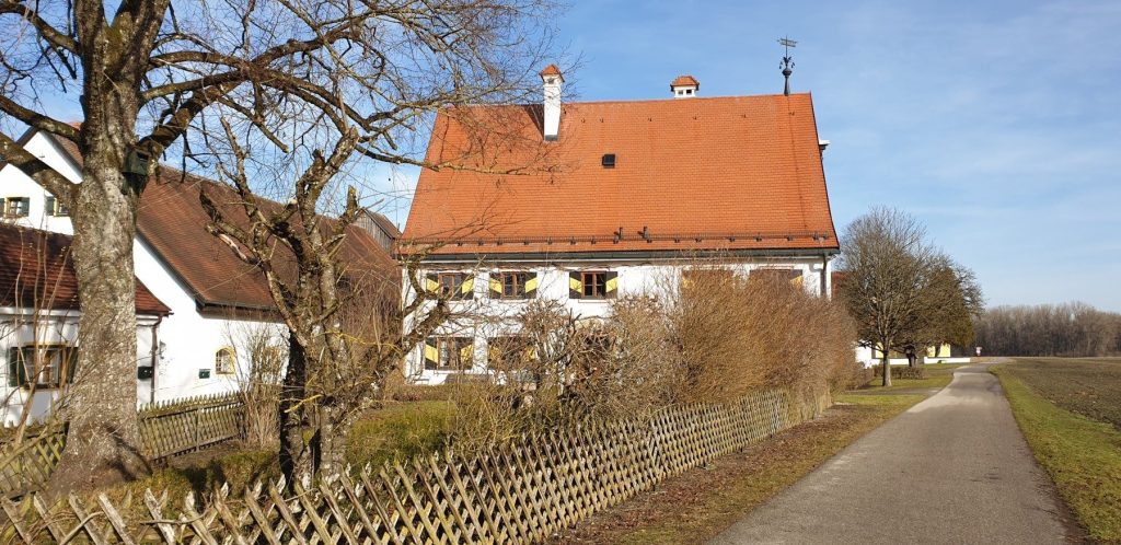 Bauernhaus mit rotem Dach