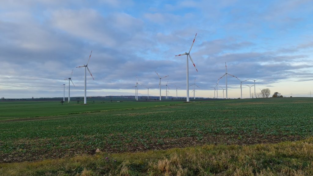 Windräder über Feldern