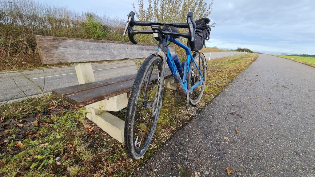 Gravelbike an einer Bank