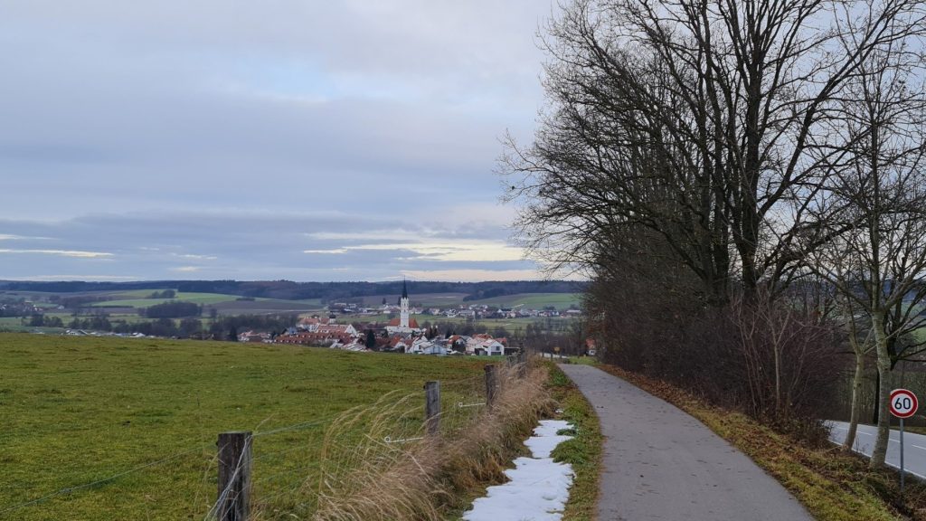 Blick auf ein Dorf vom Radweg