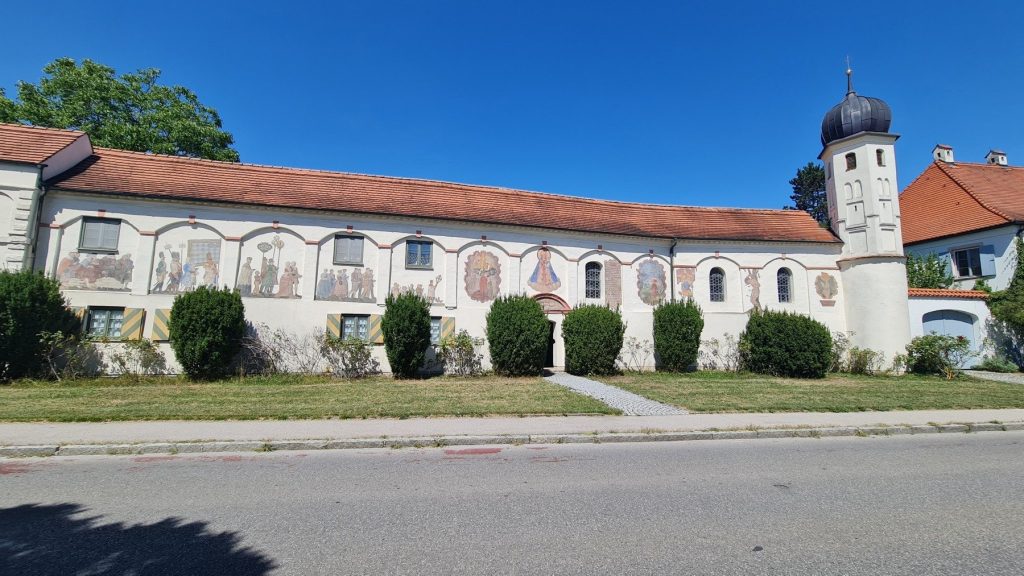 Schlossfassade mit Zwiebelturm