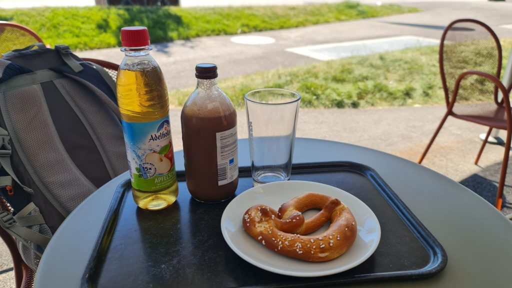 Pause mit Brezn und Getränken