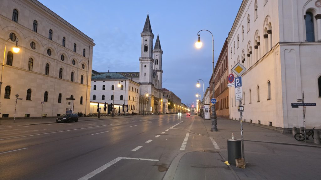 Morgendämmerung auf der leeren Ludwigstraße in München mit Blick auf die Ludwigskirche