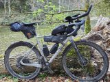 Gravelbike mit Bikepacking-Taschen an einem umgestürzten Baumstamm an der Mangfall bei Weiglmühle