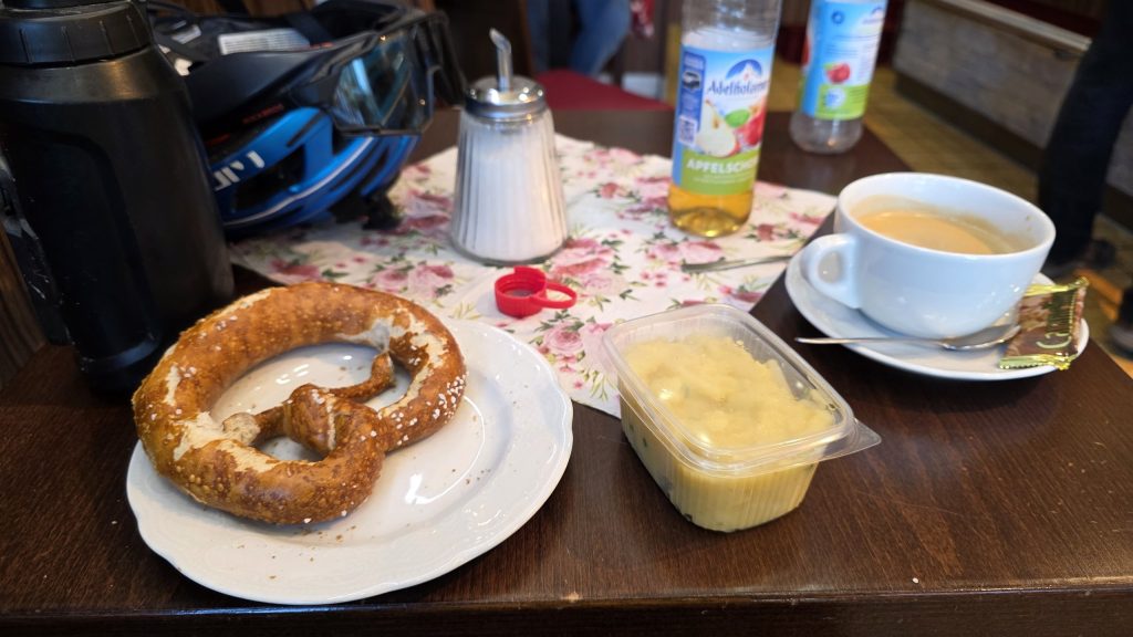 Brotzeit in Holzkirchen mit Brezn, Butter und Kaffee