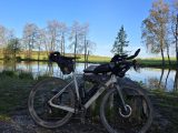 Bepacktes Gravelbike an einem Weiher bei Windach