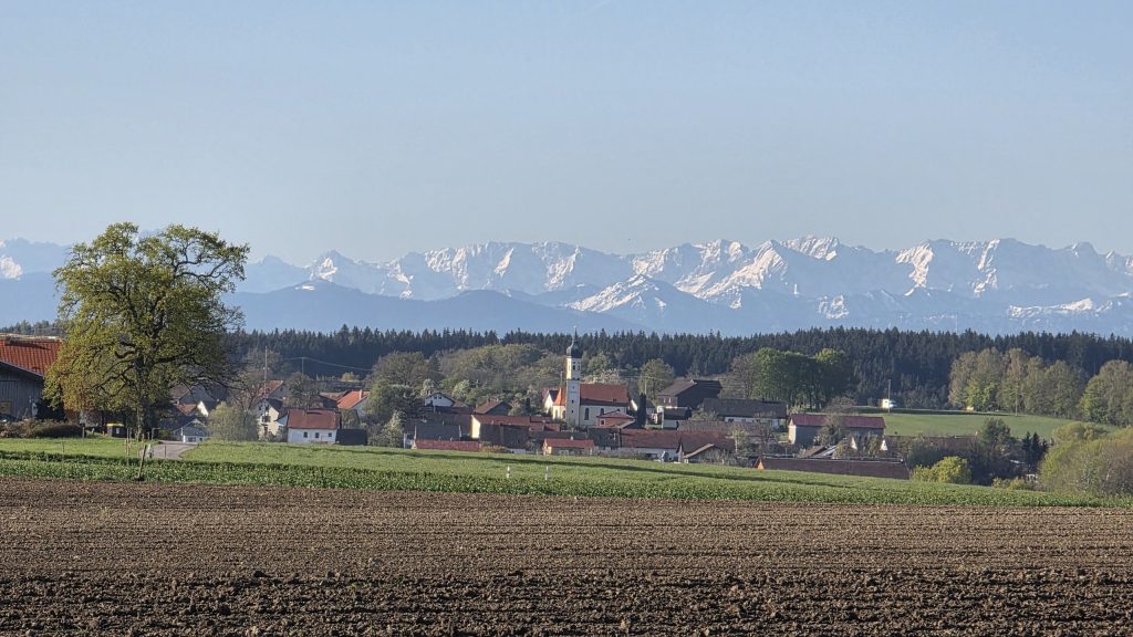 Dorf bei Windach vor der Alpenkette