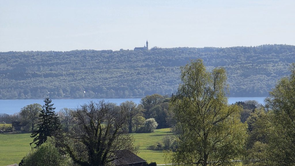 Blick über den Ammersee zum Kloster Andechs