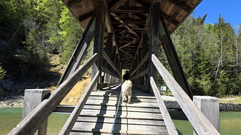 Überdachte Holzbrücke über die Ammer