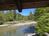 Die Ammer unter einer überdachten Holzbrücke bei Ramsau
