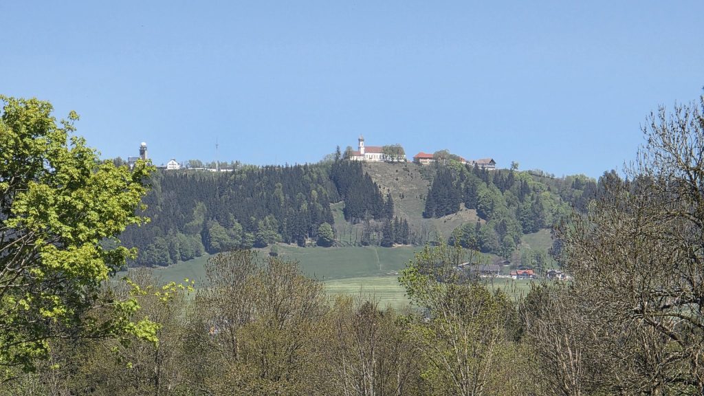 Blick über Wiesen und Hügel bei Rottenbuch