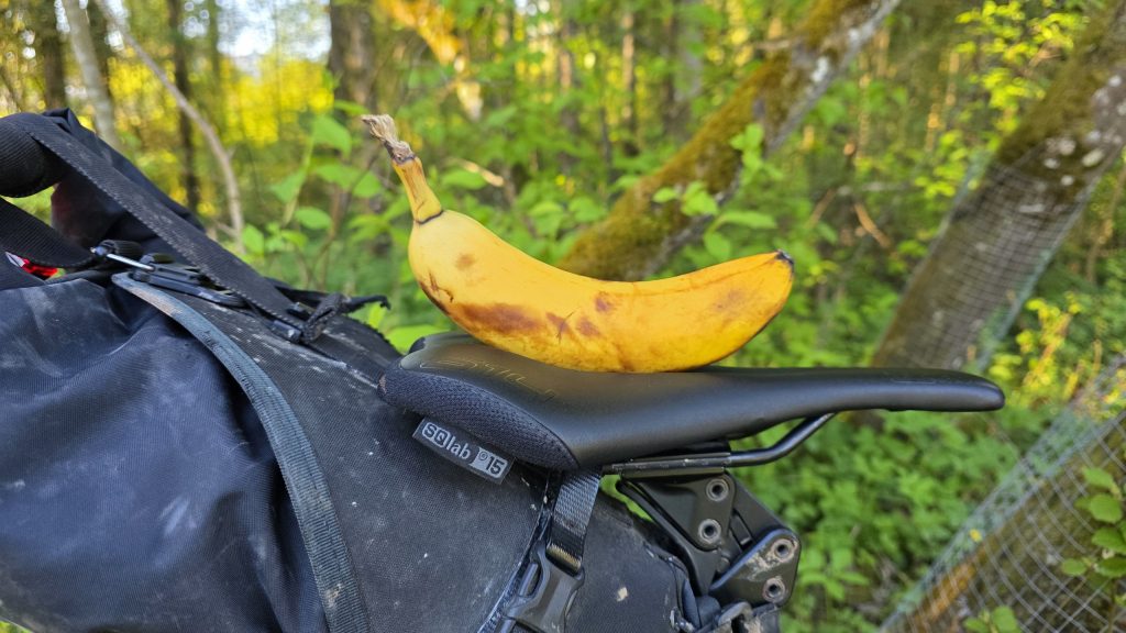 Banane auf der Satteltasche