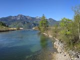 Die Loisach bei Kochel am See vor den Bergen