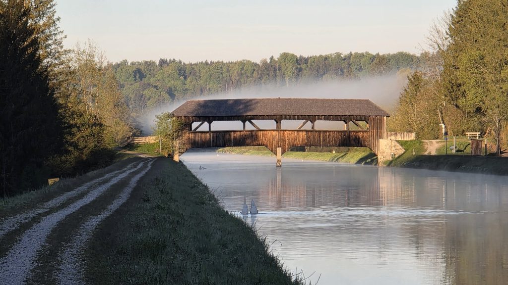 Überdachte Brücke im Morgennebel bei Aumühle