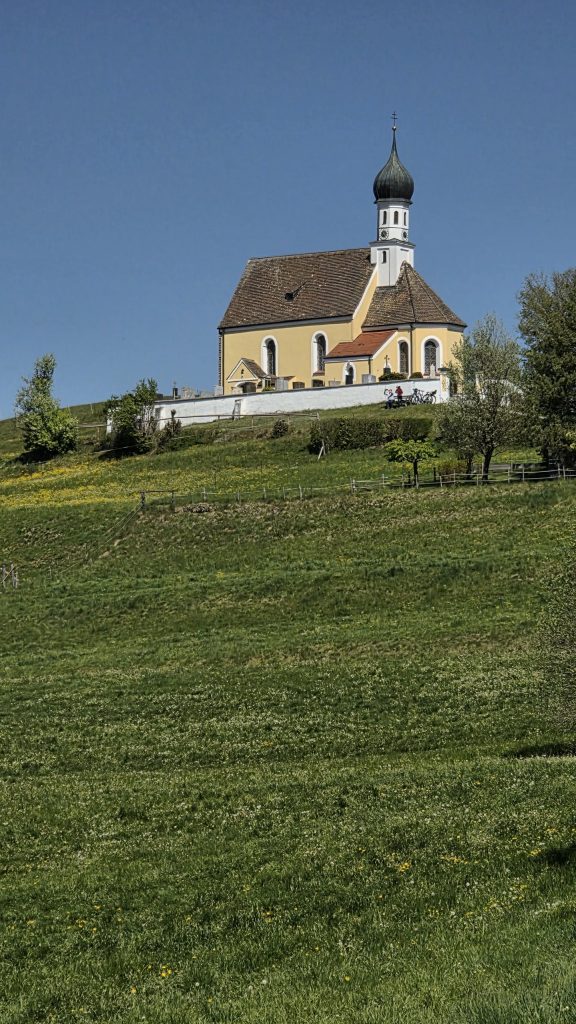 Kirche auf einer Anhöhe bei Jenhausen