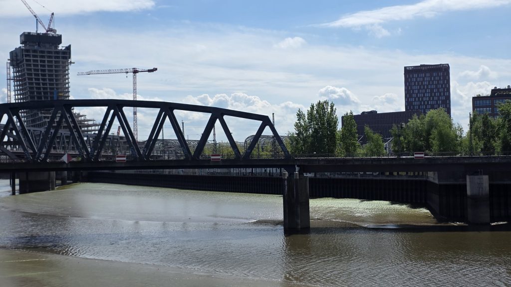 Eisenbahnbrücke über einen Kanal in Hamburg
