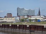 Blick über das Hafenbecken zur Elbphilharmonie