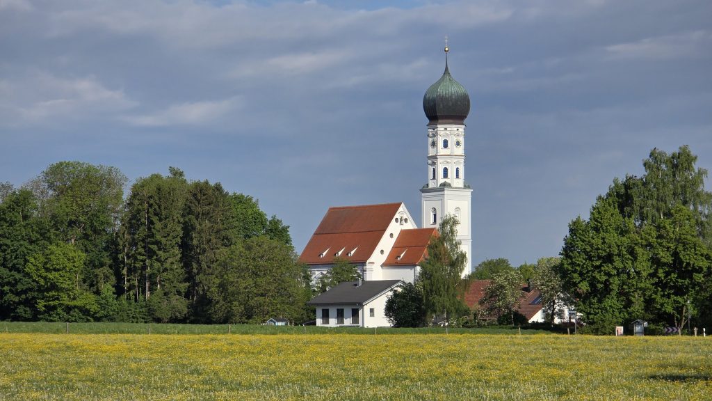 Kirche mit Zwiebelturm bei Kaufering