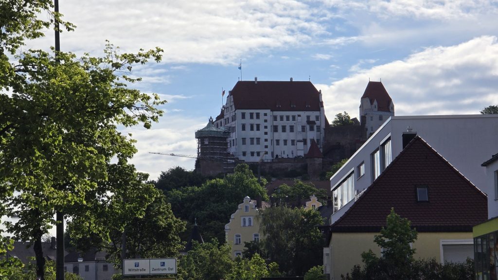 Blick auf Landshut mit der Burg Trausnitz