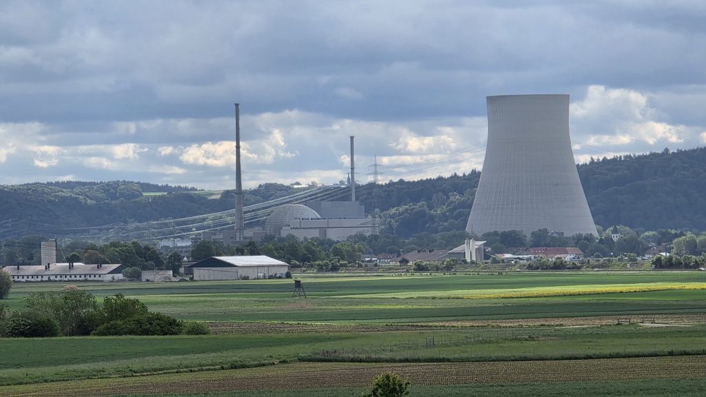 Kühlturm des Kernkraftwerks Isar bei Essenbach