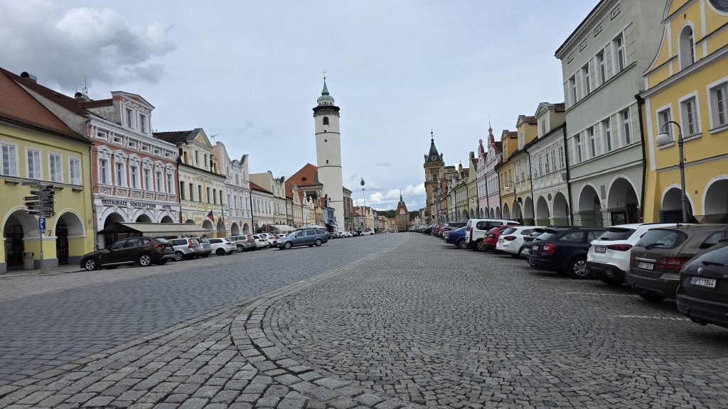Marktplatz von Domažlice mit dem Kirchturm