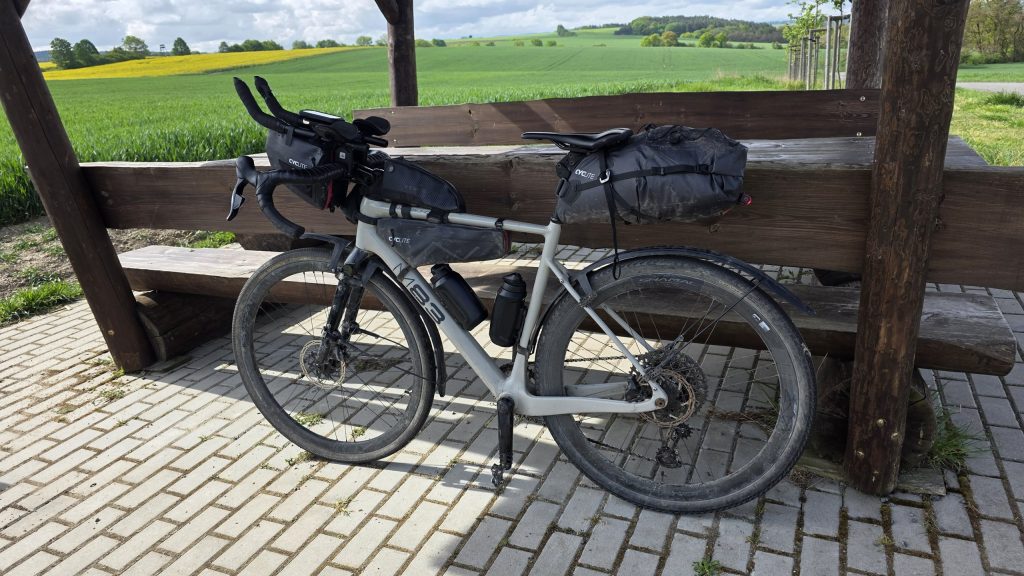Zwei bepackte Gravelbikes an einem Unterstand bei Holýšov