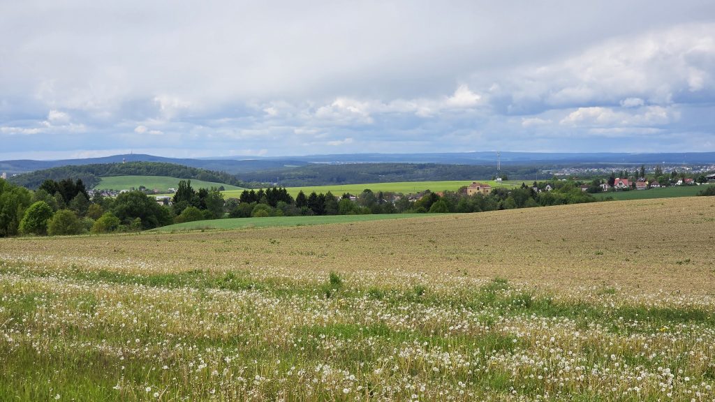 Weiter Blick über Felder bei Kyšice