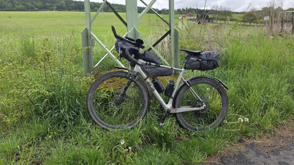 Bepacktes Gravelbike am Feldrand bei Osek