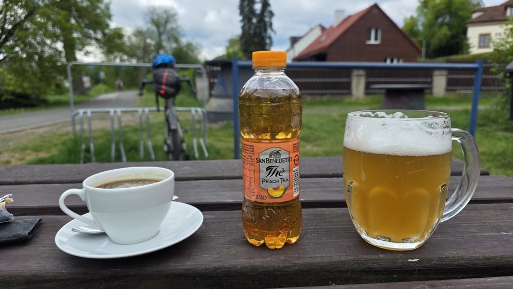 Pause in Černošice mit Kaffee und Bier