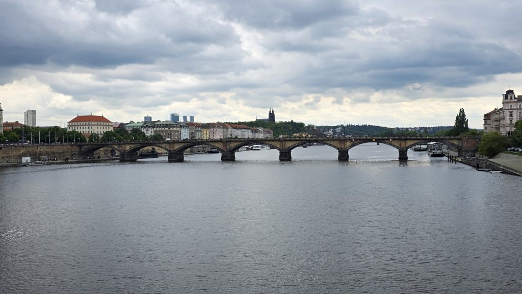 Blick über die Moldau auf die Prager Brücken