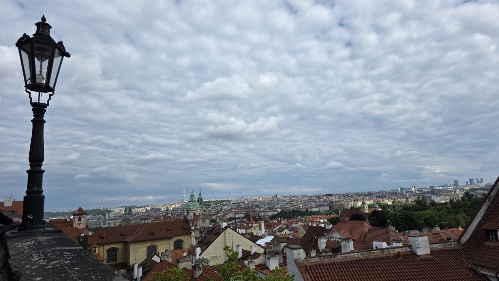 Blick von der Burgrampe über die Dächer von Prag