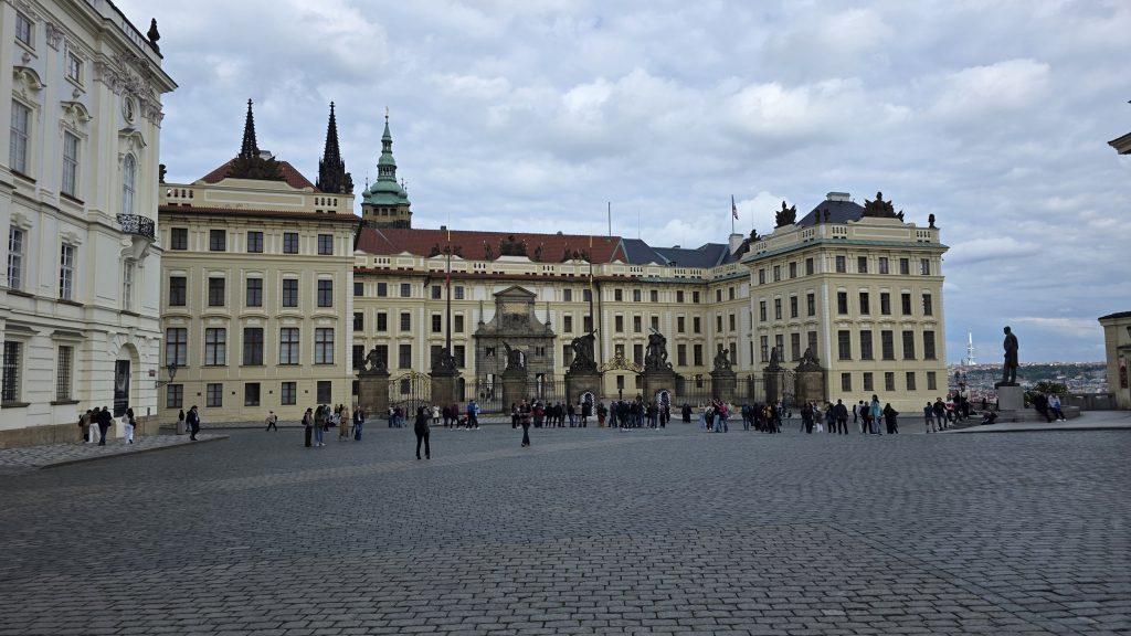 Hradschiner Platz vor der Prager Burg