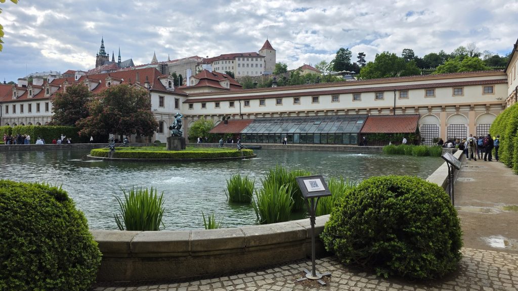 Garten mit Teich auf der Prager Kleinseite