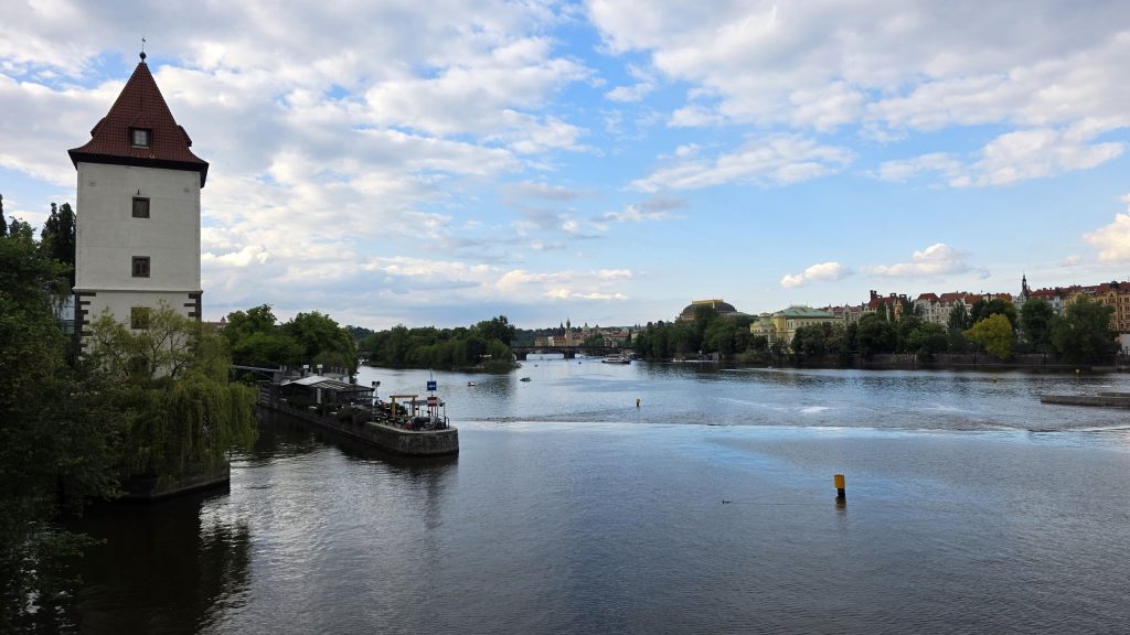 Die Moldau an der Jirásek-Brücke am Abend