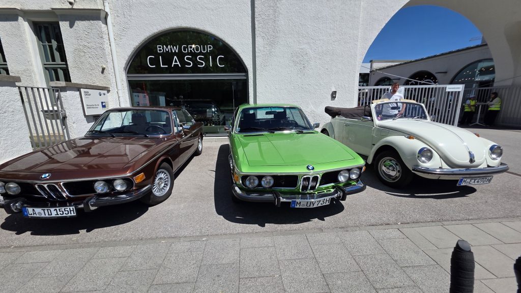 Oldtimer vor der BMW Group Classic in München