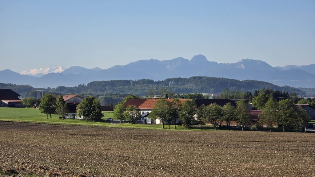 Dorf bei Glonn mit Alpenblick