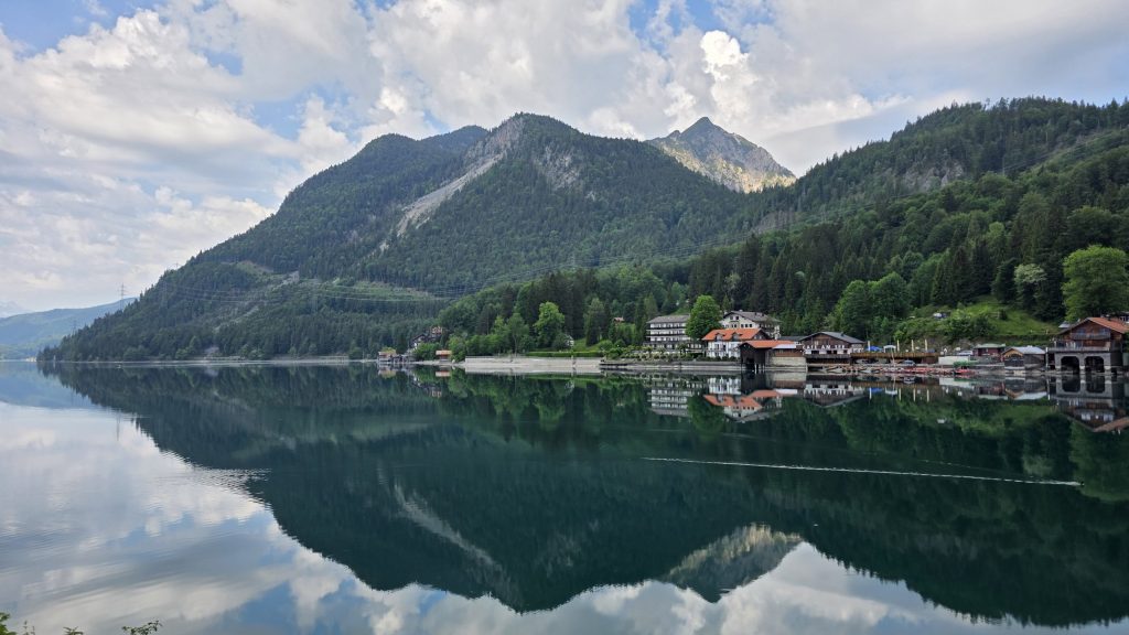 Der Walchensee mit Spiegelung der Berge