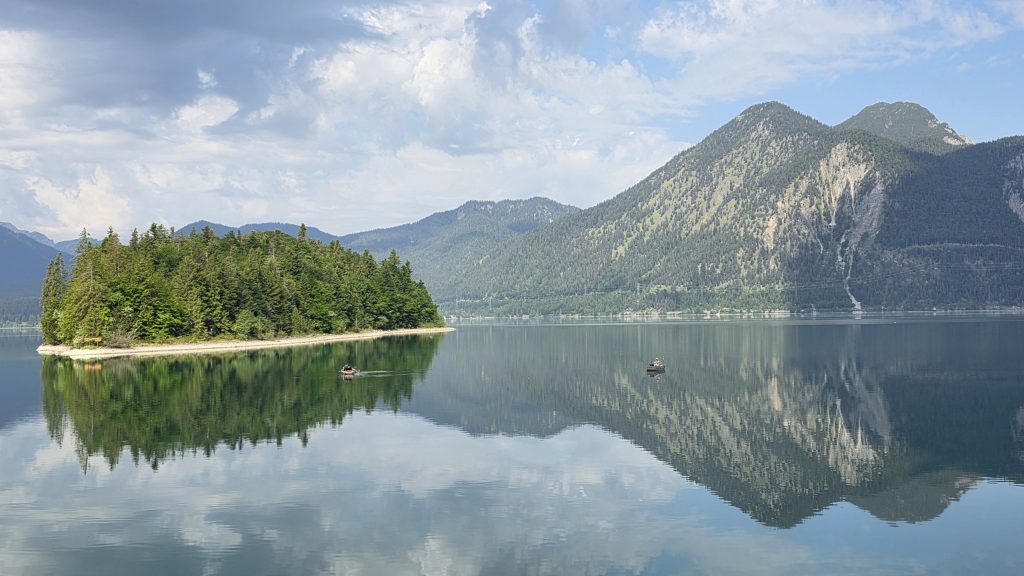 Der Walchensee mit seiner kleinen Insel bei Sachenbach