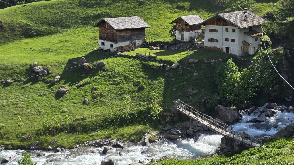 Hof an einem Bach im Passeiertal