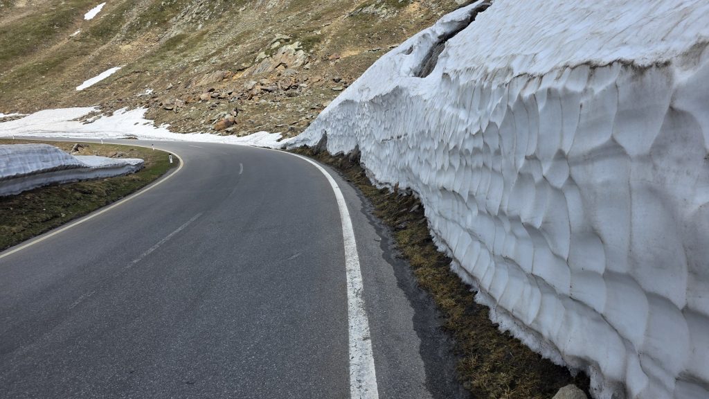 Meterhohe Schneewand an der Timmelsjoch-Hochalpenstraße