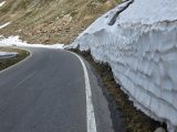 Meterhohe Schneewand an der Timmelsjoch-Hochalpenstraße