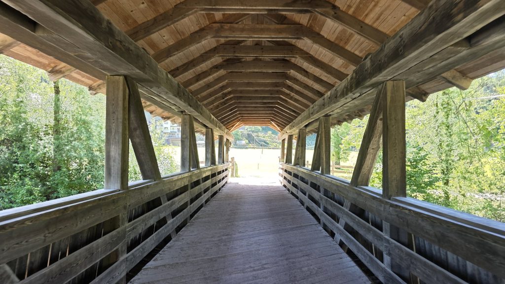 Überdachte Holzbrücke am Passer-Radweg