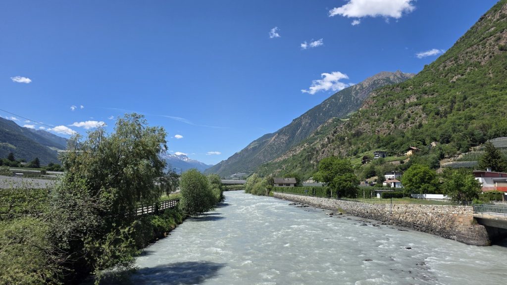 Die Etsch am Radweg im Vinschgau
