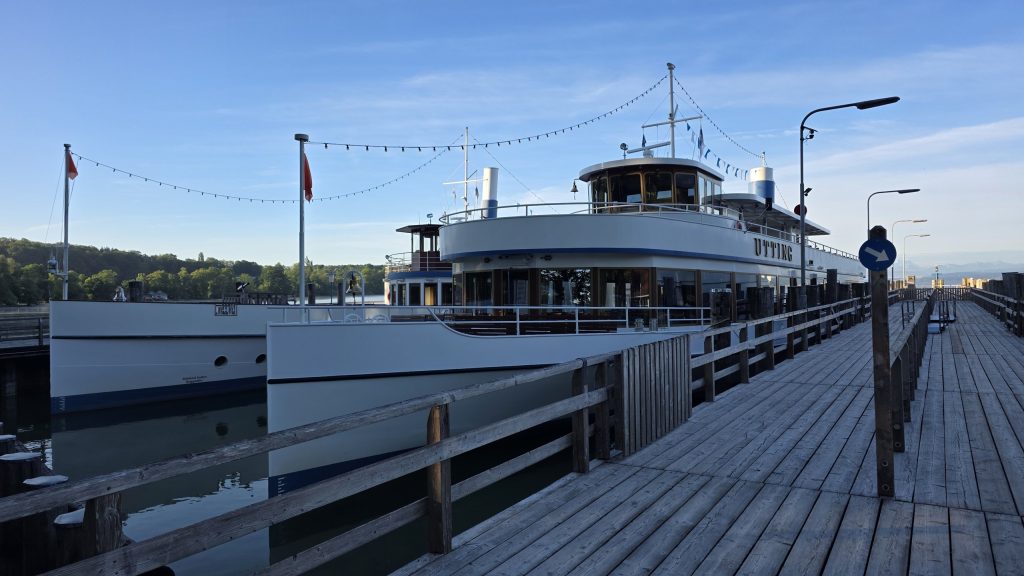 Ammersee-Dampfer am Steg in Stegen